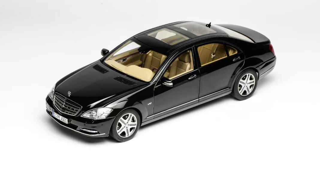 Motorhelix liefert luxuriösen Mercedes-600er in dezentem Schwarz und 1:18