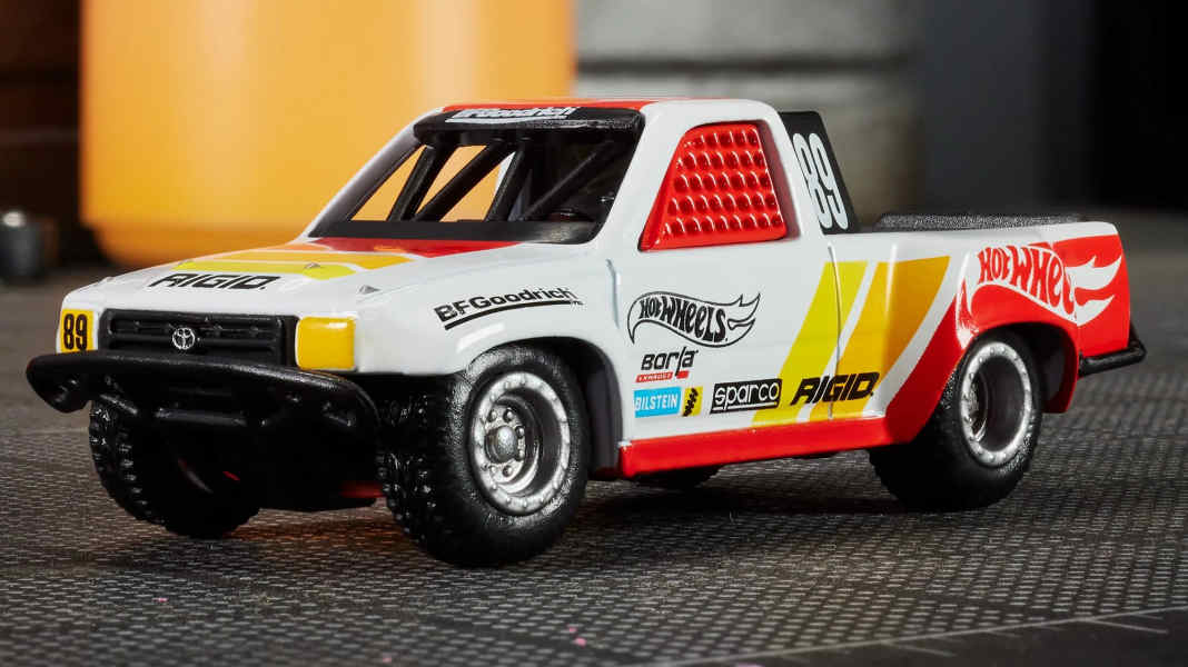 Hot Wheels bringt den Toyota Hilux für die großen Sprünge in 1:64