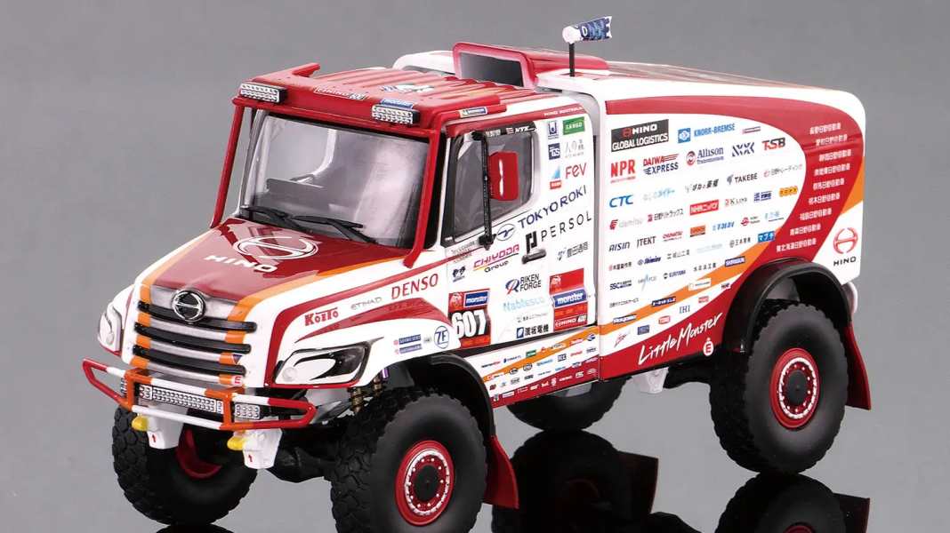 Hino bringt 1:43-Modell seines Dakar-Trucks von 2025 heraus