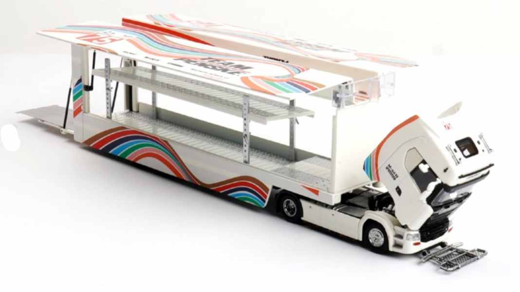 Keng-Fai springt auf den Doppeldecker-Zug auf und zeigt 1:64-Renntransporter