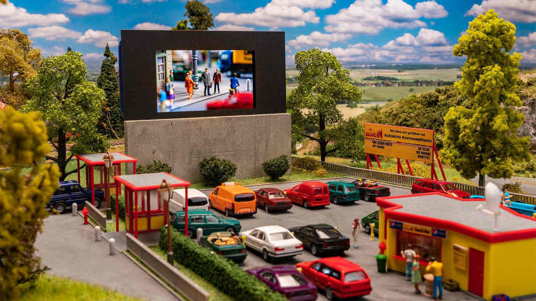 Bauen wir doch einmal ein Autokino. Bullitt oder 007 auf der 1:87-Leinwand?