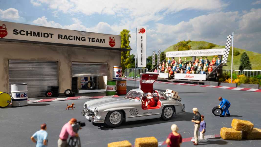 Lebkuchen Schmidt geht mit einem Schuco-Mercedes in 1:43 an den Start