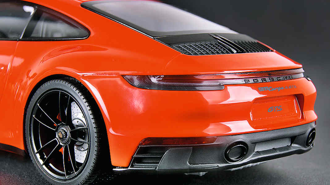 Porsche 911 (992) 4 GTS von Minichamps in 1:18 – Vorgespannt