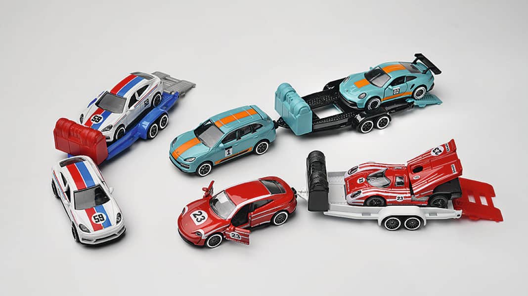 Was in Zukunft läuft: Majorette schiebt Porsche aus der Box
