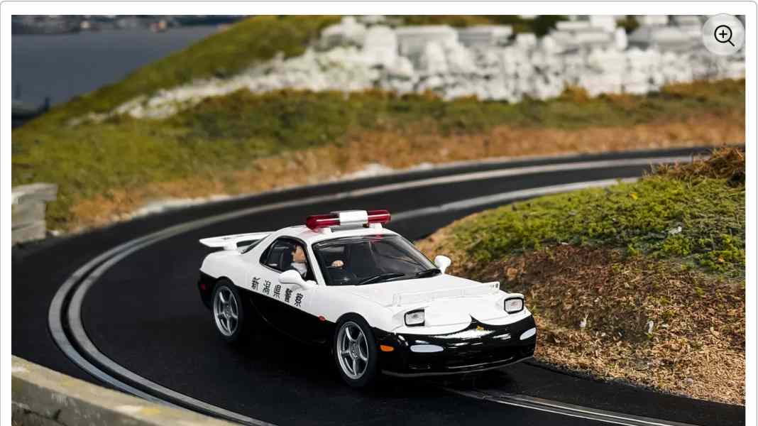 Scalextric zeigt Mazda RX-7 FD als Police Edition für die 1:32-Piste