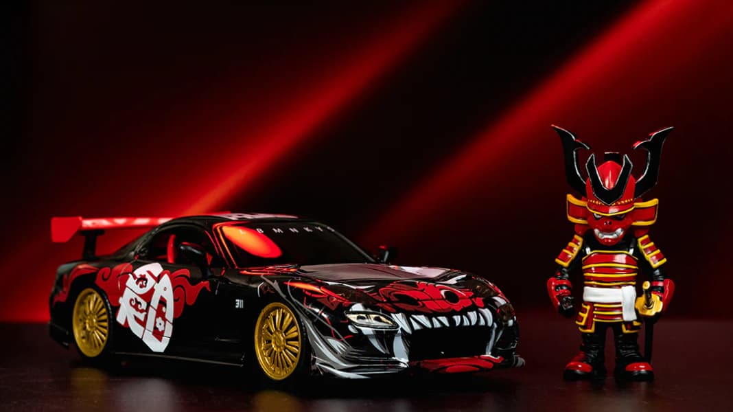 Zur Anime-Expo 2024 bringt Jada den Mazda RX-7 mit Figurine von Saru