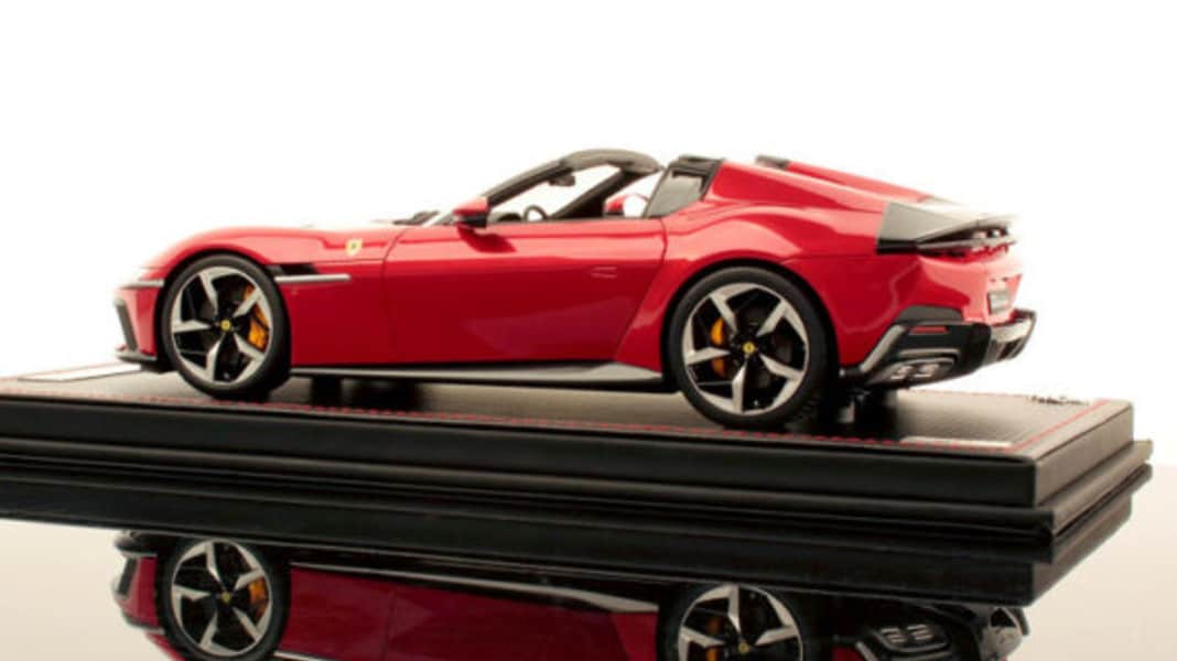 12Cilindri Spider erstrahlt in Rosso Imola bei MR Collection in 1:18