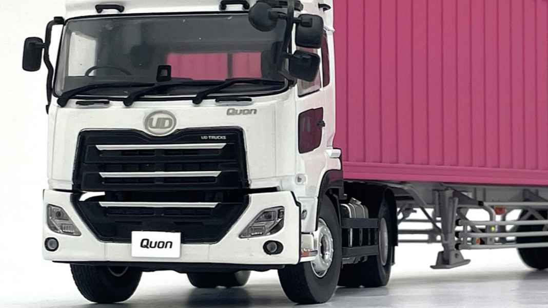 Kyosho liefert im Mai den UD Quon mit Container-Trailer als 1:43-Neuheit