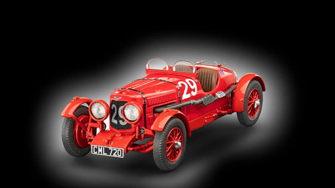 Revell schiebt die britische Rennlegende Aston Martin Ulster in 1:32 wieder aus der Box