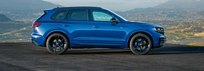 Der Touareg R markiert die Spitze der Baureihe, er rollt auf bis zu 22 Zoll großen Estoril-Alufelgen. Optional gibt es für alle Versionen vier neue