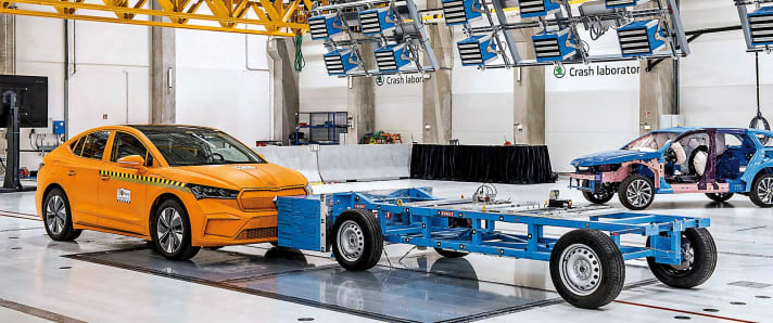 Blick in die große Halle des Skoda-Testzentrums: Lafette für Frontal- und Seitencrashs | hs