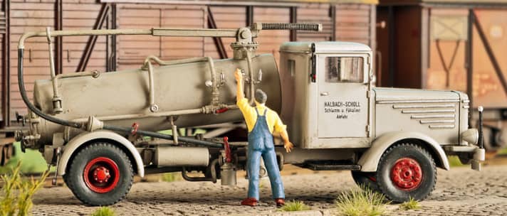 Besonders wegen seines sehr filigranen Aufbaus im Heck ist der große Büssing Haubenlaster als Schlammsaugwagen von Weinert auf jeder Eisenbahnanlage ein garantierter Hingucker ]