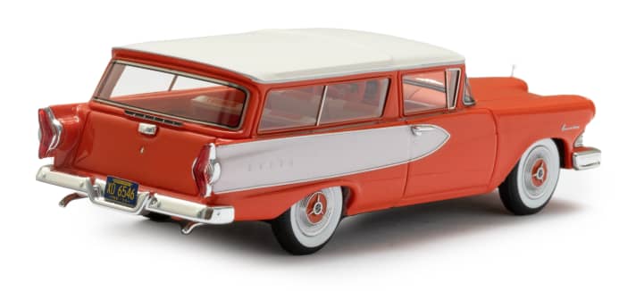 Auch wenn der Roundup der preiswerte Einsteigerkombi aus dem Edsel-Programm war, kommt er bei Esval Models doch in zweifarbiger Kontrastlackierung und mit Weißwandreifen ]