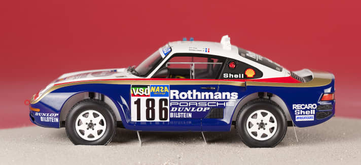 Zwei Sondermodelle in 1:43 und 1:18 (siehe Foto) erinnern an einen historischen Sieg bei der Rallye Paris Dakar. MODELL FAHRZEUG zeigt alle Details der Miniaturen
