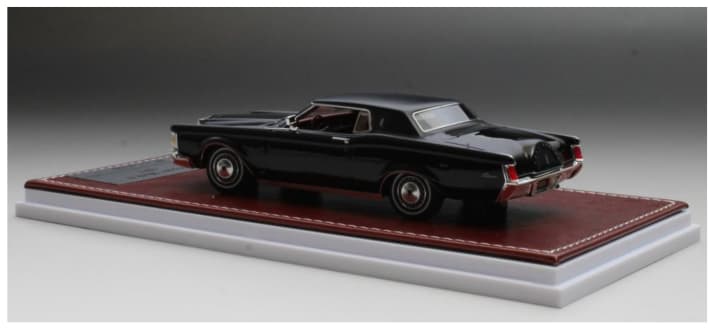 Great Iconic Models bringt seinen Lincoln Continental Mark III zunächst in den Farben Elfenbeinbeige und Schwarz auf den Markt. Die Limitierung ist weltweit auf 199 Stück je Farbton begrenzt. ]