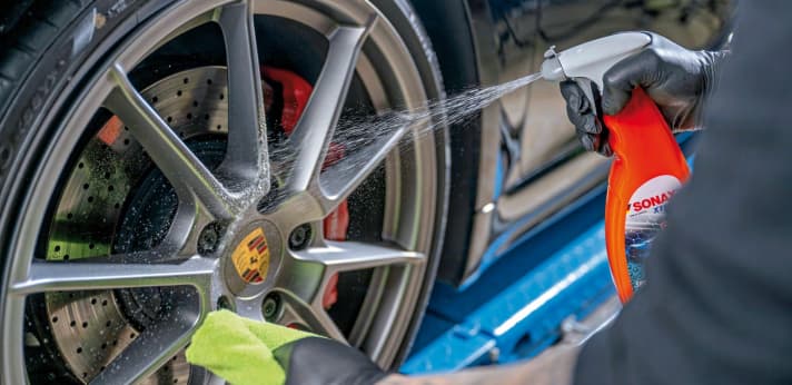 Auch Felgen lassen sich versiegeln. Bremsstaub haftet dann schlechter an ihnen und man hat weniger Arbeit bei der nächsten Reinigung