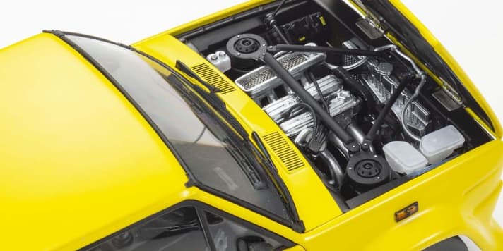 Das Kyosho-Modell des Fiat 131 Abarth in Straßenversion kommt mit beweglichen Türen und Hauben zum Kunden und zeigt darüber hinaus eine extrem hochwertige Detaillierung mit gelungenem Motor ]Foto. Werk