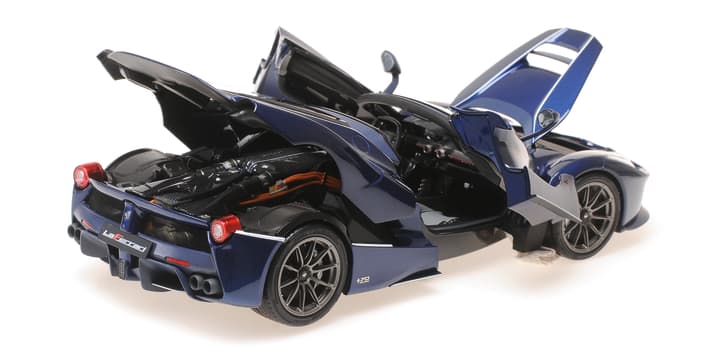 Der LaFerrari Aperta von BBR in 1:18 glänzt nicht nur mit Top-Proportionen, sondern zeigt unter der Außenhaut grandios nachgezeichnete Technik-Details des Supersportwagens aus Maranello. Foto: Werk