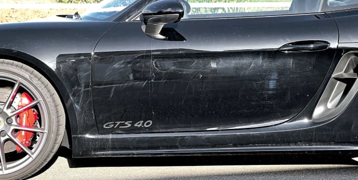 Gerade dunkle Uni-Lacke sind sehr empfindlich: So schlimm kann es aussehen, wenn der Lack nicht gepflegt und/oder falsch poliert wurde