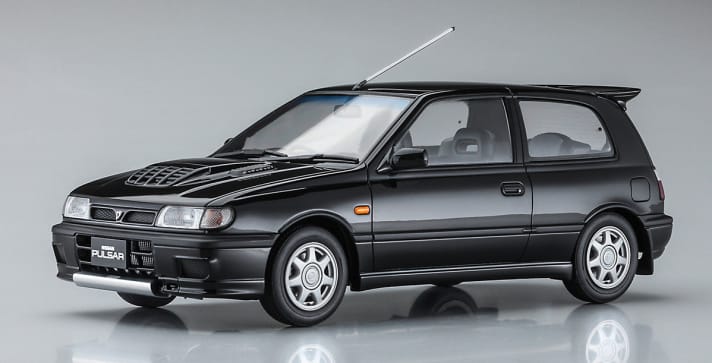 Hasegawa wäre nicht Hasegawa, wenn die Japaner nicht auch gleich die passende und rechtsgelenkte Straßenversion des Nissan Pulsar GTI-R als 1:24-Kit herausbringen würden.]
