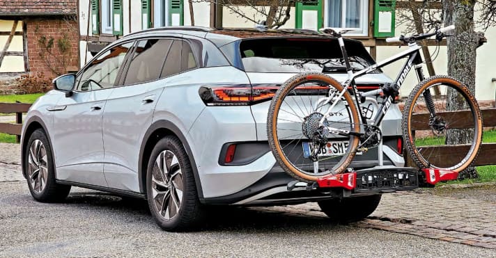 Der Volkswagen-Träger verwöhnt mit prima Handling und winzigen Faltmaßen – so kann er in der Reserveradmulde mitreisen. Nummernschild nicht vergessen