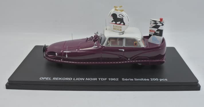 Auch die kleinen Hersteller kommen in unserem 28-seitigen Messe-Katalog nicht zu kurz. Beweis gefällig? Hier ist ein Opel von Franstyle in 1:43 zu sehen, der für ein Schuhpflegemittel Reklame fuhr. ] Foto: Franstyle