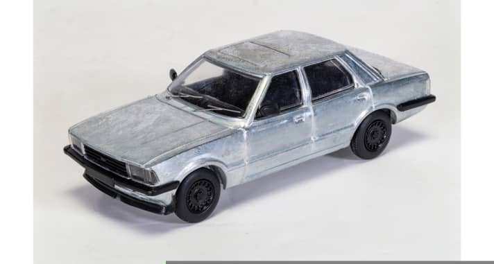 Dieses erste noch undekorierte Muster zeigt, dass die viertürige Karosserie und die Kunststoffteile im Formenbau beim Ford Cortina Mk. 5 schon sehr weit fortgeschritten sind]