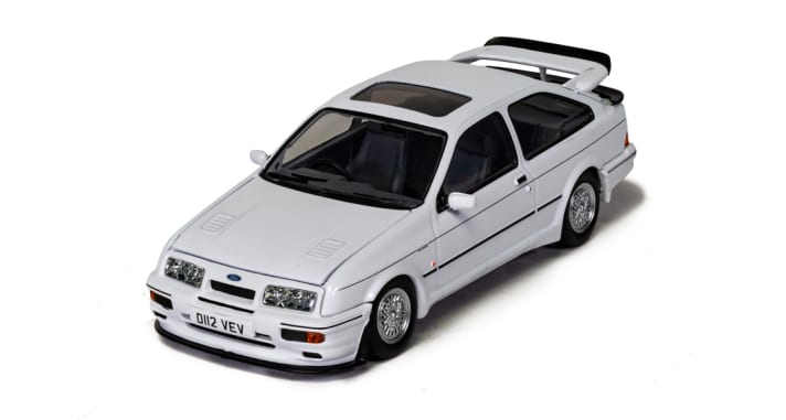 Das Ford-Trio, das Corgi noch im Frühjahr diesen Jahres in den Handel bringen möchte, komplettiert dieser Sierra RS 500, der auch als Tourenwagen Erfolge auf der Piste einfuhr. ]