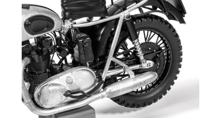 Schon der unlackierte Prototyp der Triumph Trophy von Corgi in 1:12 zeigt, das auch hier wieder ein fein gebautes Motorrad mit hohem Die-Cast-Anteil entsteht]Foto: Werk