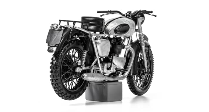 Auch in der Heckansicht lässt sich die filigrane Bauart der Triumph Trophy TR6, die Corgi bald als 1:12-Modell herausbringen will, gut erkennen. Die Felgen sind spitze!]Foto: Werk