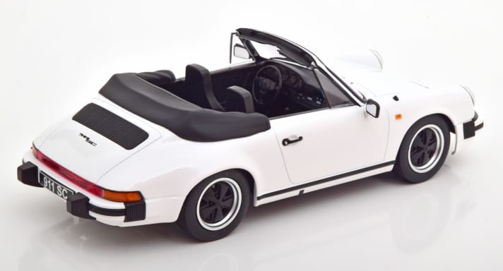 Vom Porsche 911 SC in der Baugröße 1:18 baut KK-Scale auch das Vollcabriolet aus Die-Cast nach. Diese Version bietet die Firma in Weiß und Rot an, jeweils kombiniert mit einem Interieur in Schwarz ]