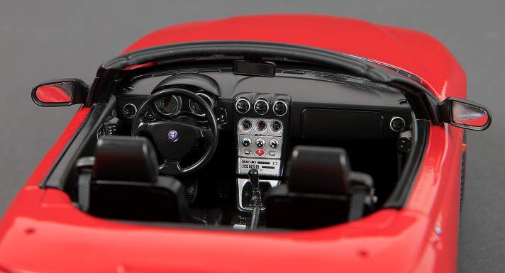 Das sehen wir doch gerne rot. Norev baut, zunächst für Modelissimo dem Alfa Romeo Tipo 916 als GTV und Spider in 1:18 mit geschlossener Die-Cast-Karosserien nach. Wir zeigen erste Bilder.