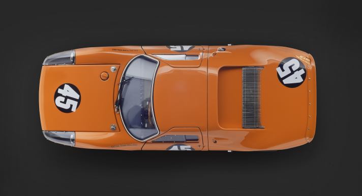 Normalerweise trägt der Porsche 904 Carrera GTS Silber. Aber eine der drei Versionen des CMC-Modells, das wir in der Titelstory zeigen, kommt auch in knackigem Orange zu den 1:18-Fans. ]Foto:Werk