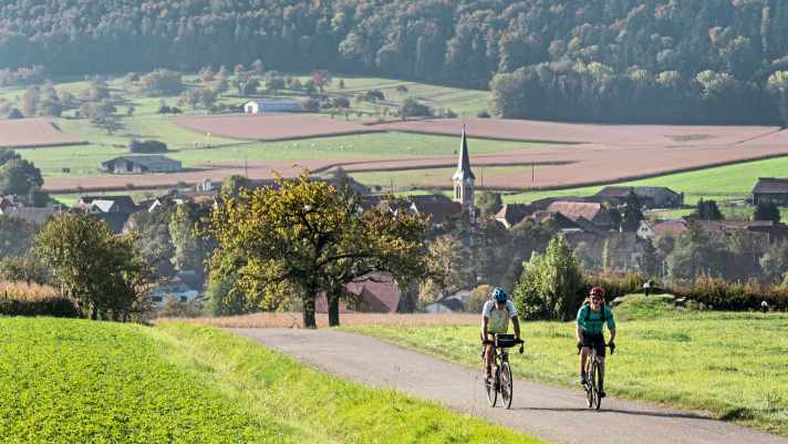 Wellenreiten! In den Hügeln des Sundgau im Dreiländereck Frankreich-Schweiz-Deutschland, liegen lauschige kleine Dörfer.