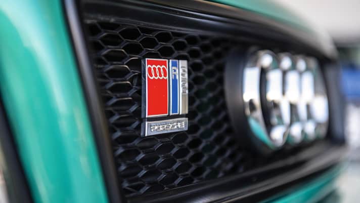 Das RS Logo im Kühlergrill trägt nicht nur die vier Audi Ringe, sondern auch den Prestigeträchtigen Porsche-Schriftzug