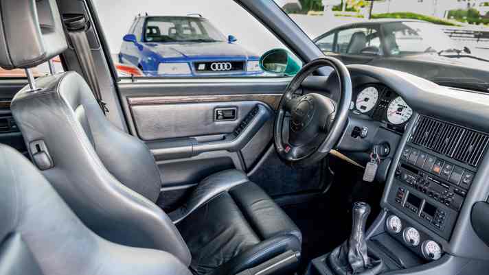 Auch das Cockpit wird auf sportlich getrimmt: mit Recaro-Sitzen, weißen Zifferblättern und Sechsgang-Gebtriebe - natürlich handgeschaltet