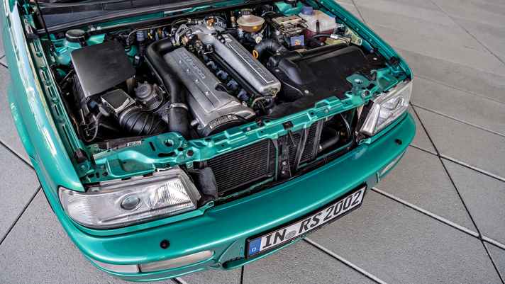 Der 2,2-Liter-Turbo mit fünf Zylindern stammt vom Audi S2 (230 PS), Porsche modifiziert das Triebwerk auf wuchtige 315 PS