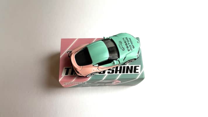 Ton in Ton: Wunderbar ist es Majorette bei dem Sondermodell des Toyota GR Supra für die Motorshow in Essen gelungen, die Zweifarbigkeit der Verpackung auch auf die Miniatur zu übertragen. ] Foto: Sell Sinki