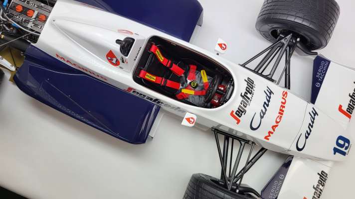 Mit Michelin-Wets schrieb Ayrton Senna auf diesem Toleman TG 184 Geschichte. Das neue Label Factory Eight baut den Wagen vom gefühlten ersten Sieg des Brasilianers in 1:8 nach - weltmeisterlich! ] Foto: Factory Eight