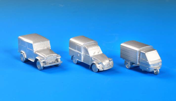 Die Wiking-Geheimnisse schimmern auf der Spielwarenmesse in Nürnberg stets in Silber. So wie der Toyota Land Cruiser J4, der Citroen 2 CV Kasten und der Piaggio Ape (von links) in 1:87 ] Fotos: Wiking/Ulrich Biene