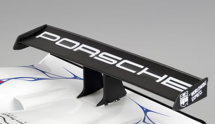 Minimax baut für Porsche den Le-Mans-Sieger von 1998 präzise in 1:43 und 1:18 nach. Wir zeigen im neuen Heft wesentlich mehr als den Heckspoiler des verkleinerten Rennwagens.