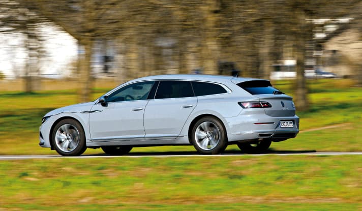 Der Volkswagen Arteon Shooting Brake wirkt durch seine extrem gestreckte, coupéhafte Linienführung sehr flach, schnüffelt förmlich an der Straße