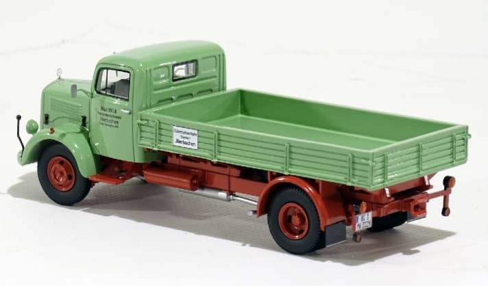 Das 1:50-Modell orientiert sich an einem Original der traditionsreichen Firma Max Wild GmbH aus Berkheim. Der Mercedes-Hauber mit Pritsche wurde komplett und aufwendig restauriert. ]