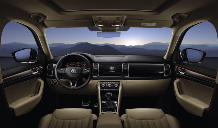   Zur Serienaussttaung des ŠKODA KODIAQ L&K gehört das Dreispeichen-Lederlenkrad mit Multifunktionstasten, das in Kombination mit Direktschaltgetriebe (DSG) über Schaltwippen verfügt.