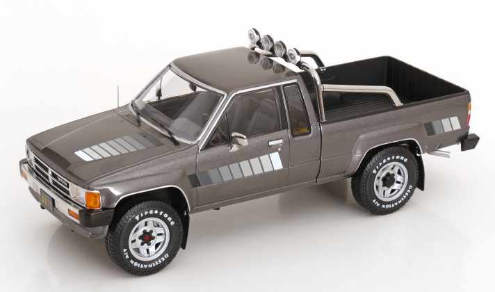 Achtung: Das ist ein ganz normaler Toyota Hilux in Graumetallic und er macht auch gar nicht auf Filmstar. Gibt es trotzdem bei KK-Scale als 1:18-Modell zu kaufen.