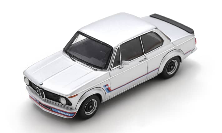 Hier ist die kleinere Version des BMW 2002 turbo von Spark zu sehen, die in der Baugröße 1:43 umgesetzt ist. Man beachte die Inlays, die bei dieser Verkleinerung in Schwarz abgesetzt wurden.]