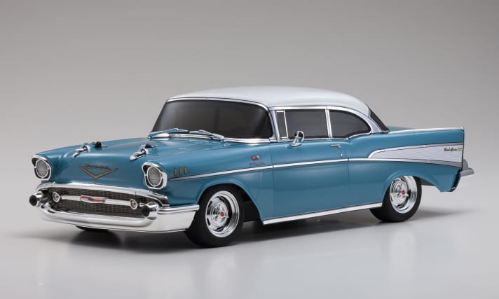 Kyosho spielt bei den RC-Neuheiten, also bei den funkferngesteuerten Modellen, die Karte Oldtimer gekonnt aus. Hier im Bild ist der Chevrolet Bel Air als Coupé von 1957 in der Baugröße 1:10 zu sehen. ]Foto:Werk