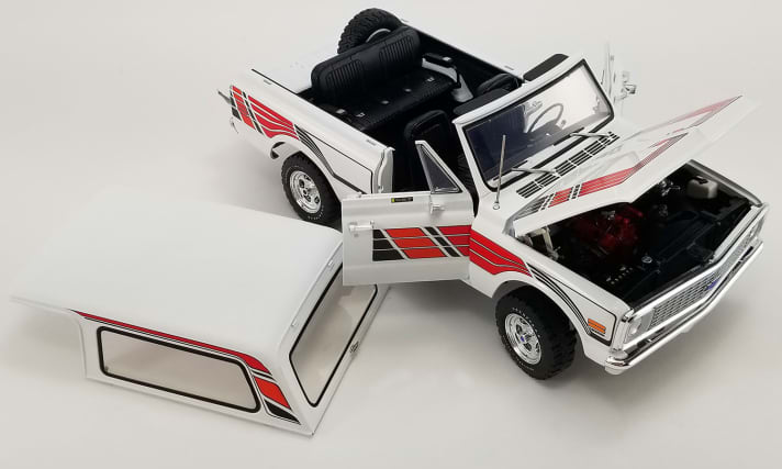 Mit beweglichen Teilen geizt der frühe Chevrolet Blazer von ACME Die Cast nicht, wie diese Aufnahme auf einen Blick unterstreicht. Lackierung und Montagequalität bei dem 1:18er sind gut.]