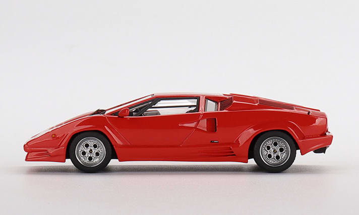 In der Seitenlinie sind die speziellen Verbreiterungen und Kühllufteinlässe des Countach 25th Anniversary am 1:43-Modell von True Scale Miniatures besonders gut zu erkennen ]