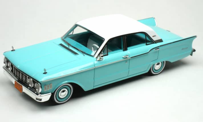 Auch die Marke Mercury ist für Sergio Goldvarg und seine Modellautolinie aus Resine in 1:43 immer ein Thema. Hier im Bild ist die zweite Neuheit, der Mercury Comet von 1961 als Viertürer zu sehen. ]
